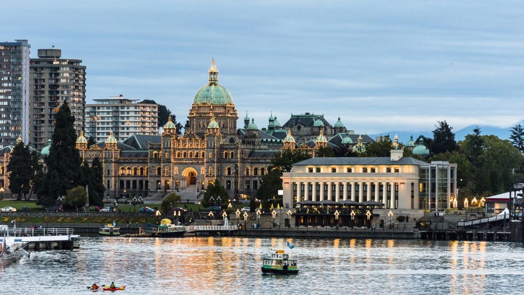 Classic Victoria City Tour + Butchart Gardens