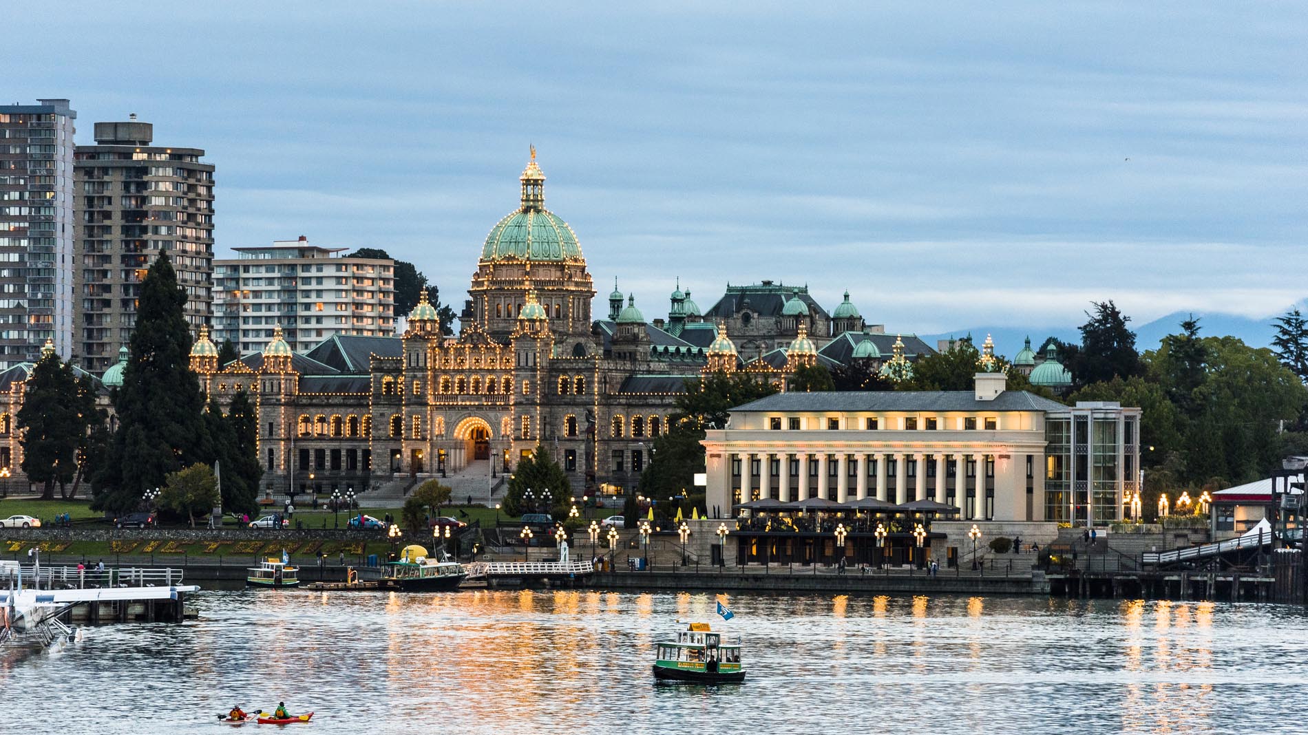 Classic Victoria City Tour + Butchart Gardens